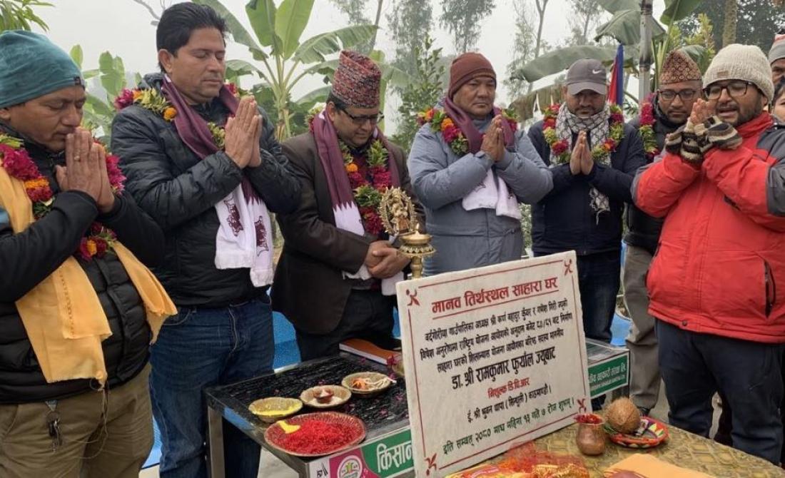 बर्दगोरिया –२ बौनियास्थित सहारा घरको भवन शिलान्यास गर्दै राष्ट्रिय योजना आयोगका बरिष्ट सदस्य डा. रामकुमार फुयाल लयायत गाउँपालिकाका जनप्रतिनिधि । तस्विर : चाँदनी आचार्य