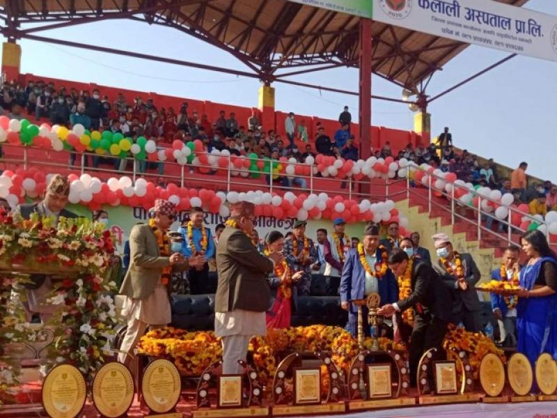 खप्तड गोल्डकप उद्धघाटन गर्दै मुख्यमन्त्री भट्ट